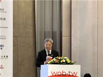 經濟部長龔明鑫指出，台灣女性勞參率在45歲後快速下降，政府正努力減輕女性家庭負擔，盼能留住關鍵女力。(謝佳興 攝)