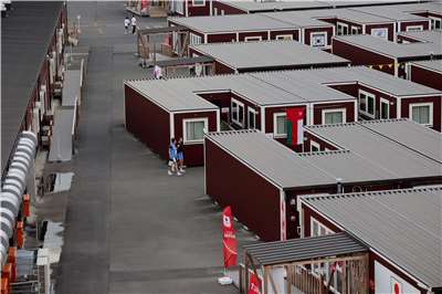 日本主辦方放棄先前建造選手村的計畫，選擇將1.7萬名運動員安置在旅館、貨櫃屋和一艘郵輪上。圖為貨櫃屋。