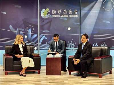 美國佛羅里達州議會領袖訪問團拜會海洋委員會，由海委會副主委宋承恩接見並交流中國灰色地帶行動、海域安全等議題，海委會也分享台灣於海洋安全與環境保護方面的治理經驗。（海洋委員會提供）
