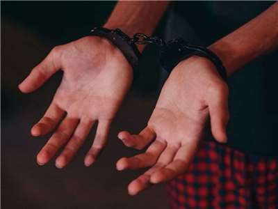 台北市社會局老人福利科前江姓社工督導涉侵占受監護老人逾千萬，北檢22日拘提江女到案。(示意圖/pexels)