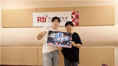 主持人亞特(左)與來賓簡蕙如(右)