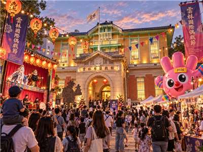 燈火點亮雲林布袋戲館，偶戲藝術在熱鬧人潮中展現傳統與創新的魅力。