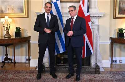 英國首相施凱爾(右)與希臘總理米佐塔基斯(左)。資料照。(路透/達志影像)