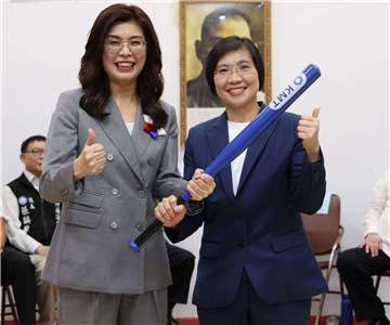 國民黨主席鄭麗文(左)與國民黨新竹縣長參選人徐欣瑩(右)。資料照。（國民黨提供）