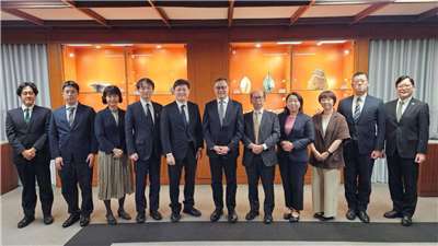 外交部政務次長陳明祺（中）與日本東京大學兩岸關係研究小組合影。(圖 : 外交部)