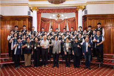 總統出席2026藝文聯誼茶會，和與會者合影。(總統府flickr)