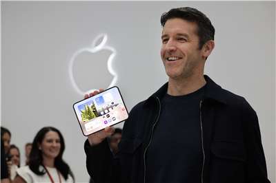 蘋果新任執行長特納斯9日率團隊在秋季發表會揭曉首款摺疊機iPhone Duo。