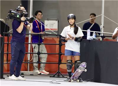 台灣滑板小將林逸凡(圖)25日在2026愛知名古屋亞運女子公園式決賽首趟就滑出85.15分高 分，最終摘下銀牌，締造台灣亞運滑板首面獎牌。(中華奧會提供)