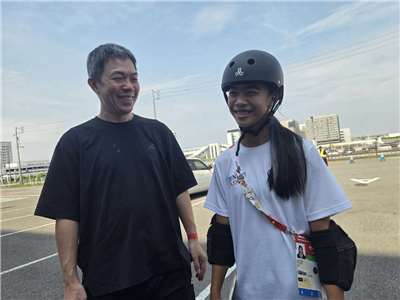 林逸凡在亞運滑板摘銀，爸爸林建男相當開心。(江昭倫 攝)