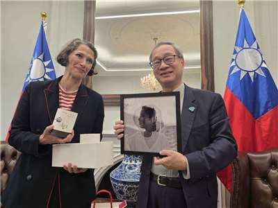 文化部長李遠9日與布克獎基金會執行長蓋比・伍德（Gaby Wood）會面。兩人相互贈禮時，李遠收到由伍德親自以復古相機「重複曝光（Double Exposure）」技術，拍下《臺灣漫遊錄》作者楊双子與英譯金翎兩人頭像疊影的黑白照片，感到相當驚喜。(江昭倫 攝)