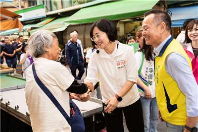 民進黨新北市長候選人蘇巧慧持續勤走基層拜票。圖為蘇巧慧23日走訪蘆洲市場。(圖：蘇巧慧粉專)
