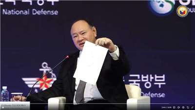 菲律賓防長鐵歐多洛(Gilberto Teodoro)8日在韓國出席首爾安全對話時，在台上展示中國代表遞來的紙條。 (圖:X@dndphl)