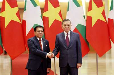 越南領導人蘇林(To Lam)(右) 與緬甸總統敏昂萊(Min Aung Hlaing)5日於河內舉行會談。