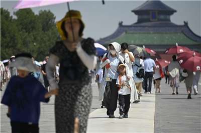 中國氣象局表示，中國今年6至8月平均氣溫攝氏22.1度，較常年同期偏高0.9度。資料照。