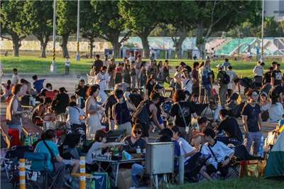 中秋佳節，台北大佳河濱公園大直橋下烤肉人潮。資料照片(中央社)