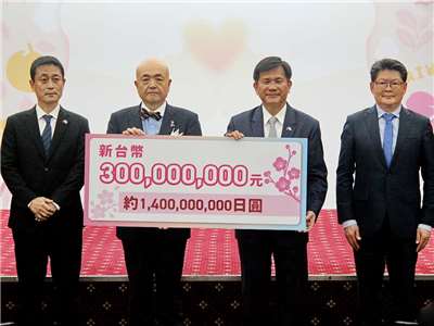 外交部17日舉行「日本熊本地震民間賑災捐款儀式」，圖左至右台灣熊本會會長本島知明、日本駐台代表片山和之、外長林佳龍、國合會祕書長黃玉霖 (央廣記者王照坤 攝)