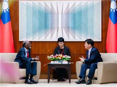 外交部長林佳龍(右)接見索馬利蘭內政暨國安部長安達拉(Abdalle Mohamed Arab，左) (外交部提供)