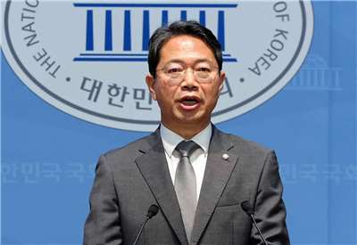 金勝源(Kim Seung-won)19日宣布退出南韓總統李在明提名的法務部長一職，並表示「我深切接受自己未能符合民眾的期待，將會深切反省自己的不足」。(翻攝Kim Seung-won臉書)