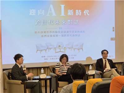論壇首場議題邀請政大外交系學生羅澤(左)、台大國發所特聘教授劉靜怡(中)、數位發展部部長林宜敬(右)進行跨世代對談。(饒辰書 攝)