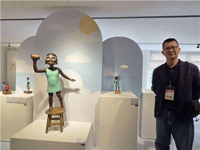 藝術家陳士雄的創作帶有療癒可愛特質，目前正於台北當代工藝設計分館最新特展《城市的柔軟告白》中展出。(江昭倫 攝)