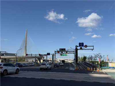 交通部公路局今天(14日)公告修正淡江大橋行人及自行車道使用管理要點，開放電動輔助自行車、YouBike電輔車通行，即日生效。（圖 : 交通部公路局北區養護工程分局提供）
