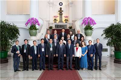 賴清德總統與亞洲地區臺灣同鄉會回國訪問團合照。(總統府提供)