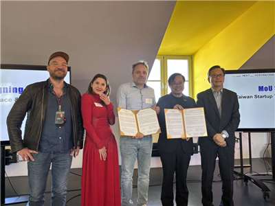 「台灣新創園」（Taiwan Startup Terrace）與柏林CIC簽署合作備忘錄（MOU）。右一谷瑞生大使、右二台北市電腦公會副總黃鋆鋇、右三柏林新創育成中心秘書長Timon Rupp。圖：駐德代表處提供