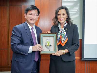外長林佳龍(左)在接見美國密西根州州長魏美桂(Gretchen Whitmer，右)時表示，台美從stakeholder走向shareholder，攜手打造無人機與民主供應鏈夥伴關係 (外交部提供)