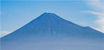 為遏止遊客在非登山季期間攀登富士山遇險救難，導致政府必須付出高額救援費用問題，日本政府決定向遊客收取官方出動救援直升機的費用，費用可能以5分鐘8000日圓(約新台幣1600元)為單位計算。圖為遠眺富士山。 (圖：X@Fujishi_jp)