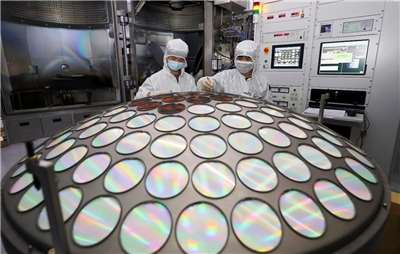 德國光學大廠蔡司集團(Zeiss Group)半導體主管表示，中國可能還需要約15年才能研發出極紫外光(EUV)曝光機設備。圖為中國半導體晶片生產線資料照。(路透社/達志影像)