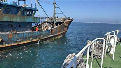 中國籍漁船頻在澎湖海域現蹤拖捕，澎湖海巡隊今天(30日)在花嶼西北海域再查獲一艘中國籍漁船。（澎湖海巡隊提供）