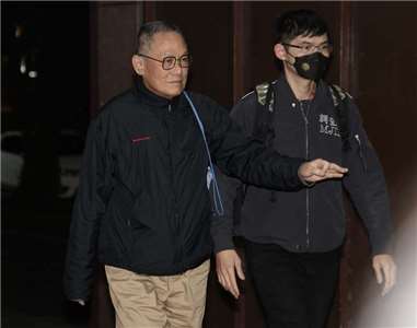 立委高金素梅助理張俊傑棄保潛逃，刑事局發布通緝，海巡署16日也發「防制出境(海)專刊」通報，全力封鎖其經由海上管道潛逃出境。圖為張俊傑(左)移送到北檢。資料照片