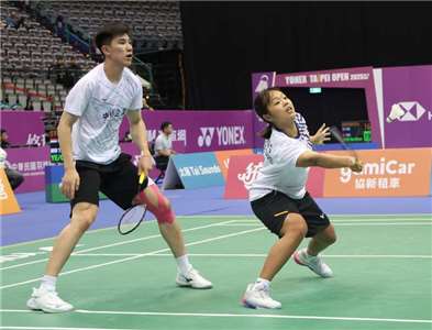 名古屋亞運羽球混雙，台灣組合葉宏蔚(左)、詹又蓁(右)挺進4強。資料照。
