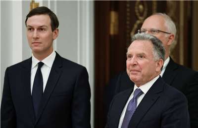 美國總統川普的特使庫許納(Jared Kushner)(左)和魏科夫5日抵達莫斯科，調停俄烏戰爭  。資料照。