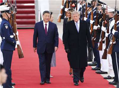 中國國家主席習近平23日抵達美國，美國總統川普親自接機。 (圖:X@ChineseEmbinUS)
