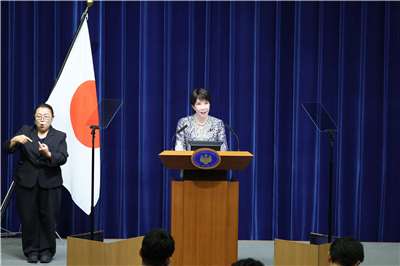 日本首相高市早苗今天(17日)改組內閣並召開記者會說明內閣改組細節。(AFP)