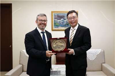FIO技術秘書長Ismael Emiliano Rins(左)拜會監察院秘書長黃適卓(右)。(圖：監察院提供)