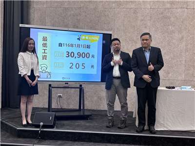 勞動部長洪申翰表示，勞資雙方一度僵持，最後各自退讓，取得月薪3萬900元的共識，1,400元的金額也是近10年最高調幅。(楊文君攝)