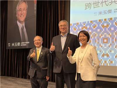 談及職場心法，台積電執行副總經理暨共同營運長米玉傑(中)指出，面對問題時必須敢於做決定，「不做決定是最糟的選擇」，同時應追根究柢，把事情看深、看遠，並且勇敢承擔責任。(蔡芃敏 攝)