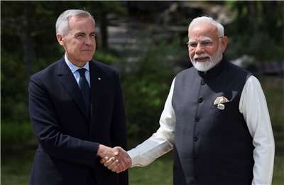 圖為加拿大總理卡尼(Mark Carney，左)去年6月歡迎印度總理莫迪(Narendra Modi，右)到訪。(檔案照)