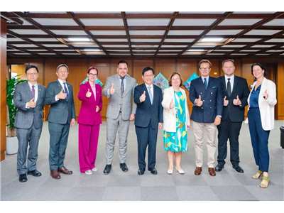 歐洲議會「歐洲民主之盾特別委員會」代表團2025年7月訪台，外交部長林佳龍(中)與訪團就提升全社會韌性及拓展台歐實質合作等議題交換意見 (資料照，外交部)