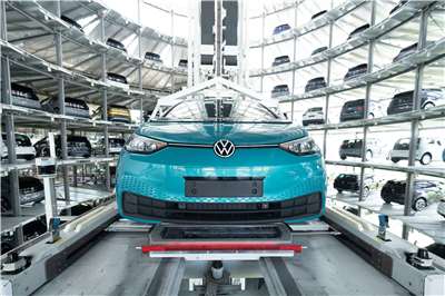 德國福斯汽車集團內部文件顯示，集團在本土恩登車廠每輛車的出廠成本是中國天津工廠的4倍多。(AFP)