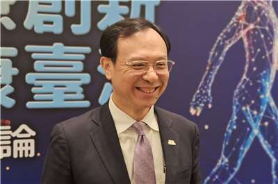 衛福部長石崇良30日表示，將持續與壽險業者合作，推出更多新型態醫療保單。(劉品希 攝)
