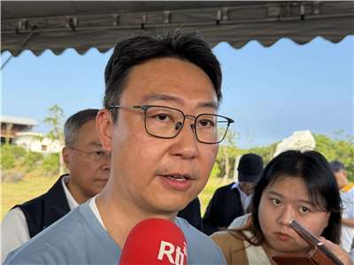 針對今年中秋疏運塞爆的亂象，交通部長陳世凱30日前往北海岸視察「自行車環島2號線」時受訪表示，已請高鐵公司檢討自由座總體量能，希望達成「讓大家舒適地返鄉」。(吳琍君 攝)