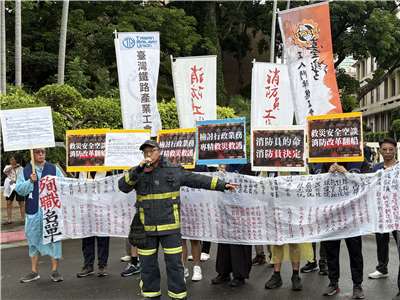 消防員工作權益促進會1日赴行政院門口召開「消防改革翻船，殉職尚未終止」記者會。(圖：消防員工作權益促進會)