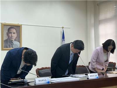 國民黨團總召傅崐萁(中)1日表示，立法院審議刪凍今年度總統府國務機要費，並未排除採購庇護工場月餅經費，對於這段時間造成的紛擾，為此向社會大眾表達歉意。（趙婉淳 攝）