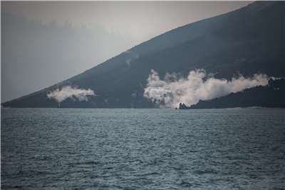 印尼喀拉喀托火山（Mount Anak Krakatau）爆發，造成5名採訪記者失蹤。資料照片。
