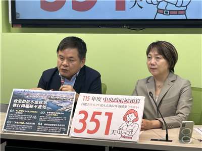今年度中央政府總預算案在立法院三讀通過已逾1個月，至今尚未送至行政院。民進黨團幹事長莊瑞雄(左)、書記長范雲(右)今天(16日)呼籲立法院加快腳步。（趙婉淳 攝）