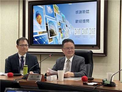 經濟部智慧局長廖承威（右）表示，2022年已編制「營業秘密保護實務教戰手冊3.0」，後續也將持續蒐集最新樣態，適時向國內企業更新。(資料照)