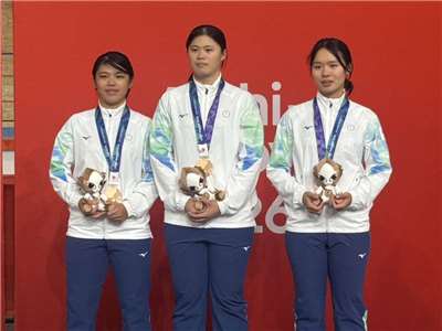 名古屋亞運自由車場地女子團體競速賽，台灣女團騎出49秒061成績，技壓日本隊的49秒137，而且僅以0.076秒之差摘下銅牌，拿到自由車代表隊本屆亞運首面獎牌。(中華奧會提供)